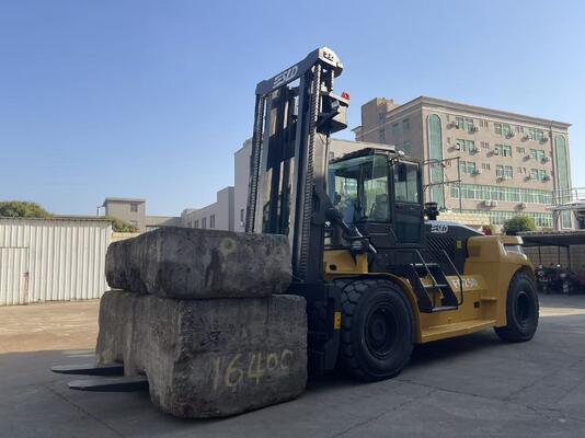 全長7200x2550x3460mmのカウンターウェイトフォークリフト。フォークアタッチメントを組み込み、安全な材料輸送に適合。