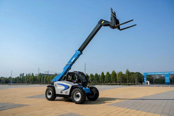 起伏の多い地形の Telehandler の望遠鏡のフォークリフトの小型 4x4 2.5 トン 6m の持ち上がる高さ