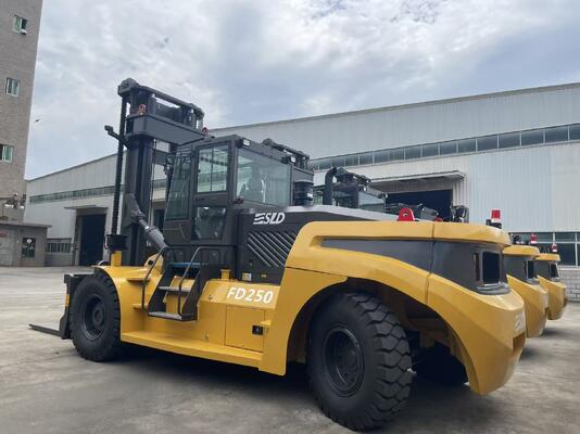 FD300 30 トンのディーゼル頑丈なフォークリフトのカミンズ エンジン 4.0g マストの鉄鋼産業