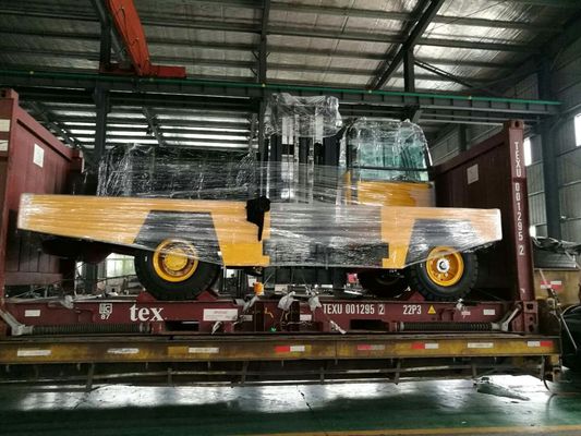 FDS100側面の積込み機のフォークリフト