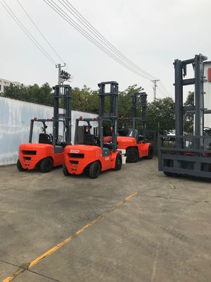 三菱エンジン3000mmのマスト4トンのディーゼル フォークリフト