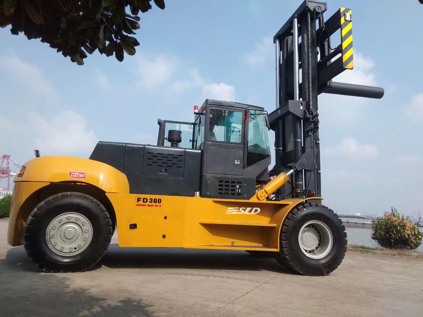 4000mmのマスト巨大なFD300 30トンの重量物運搬のフォークリフト装置